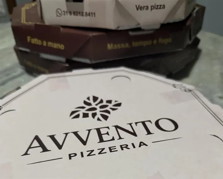 Caixas da Avvento com os dizeres em dourado: Vera pizza, Fatto a mano e Massa, tempo e fogo