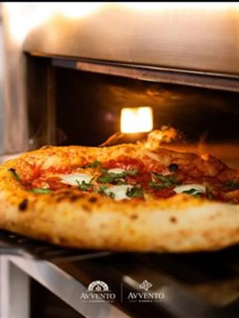 Pizza saindo do forno na Avvento Forneria